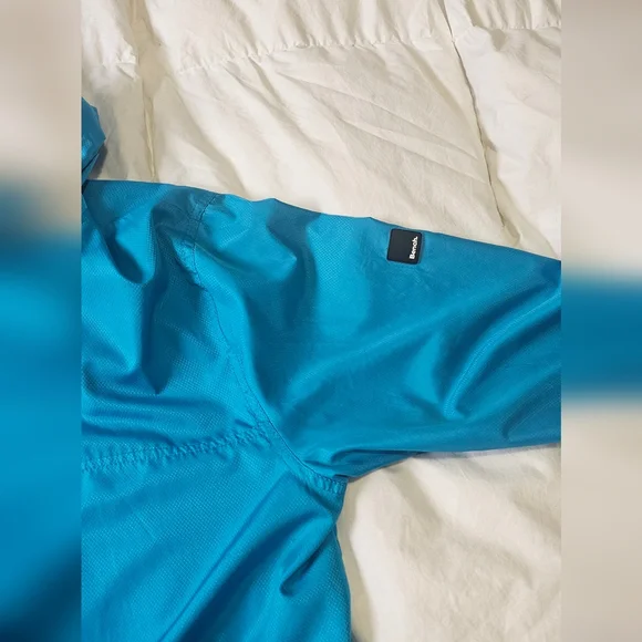 Bench Windbreaker - Picture 3 of 3